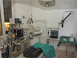 De tandheelkunde-operatiekamer: tandartsunit, digitale röntgenapparatuur, inhalatie-anaesthesie- en bewakingsapparatuur. De tandheelkunde-operatiekamer: tandartsunit, digitale röntgenapparatuur, inhalatie-anaesthesie- en bewakingsapparatuur.